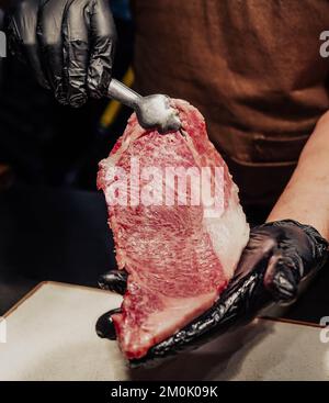 Ein Stück Wagyu-Rindfleisch aus der Stadt Kobe in einem argentinischen Barbecue Stockfoto