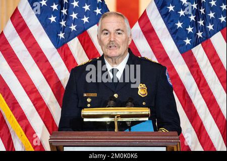 Washington, Usa. 06.. Dezember 2022. Chief J. Thomas Manger, United States Capitol Police, spricht in der Rotunde der USA Capitol bei einer Goldmedaillenverleihung des Kongresses zu Ehren der Kapitolpolizei der Vereinigten Staaten, der Metropolitan Police von Washington D.C. und derjenigen, die die USA beschützt haben Capitol am 6. Januar 2021. Kredit: SOPA Images Limited/Alamy Live News Stockfoto