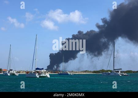 ORANJESTAD, ARUBA - 07. DEZEMBER 2021: Serlimar, der Aruban Müllbeseitigungsdienst neben dem Flughafen, verbrennt Müll auf Aruba Stockfoto