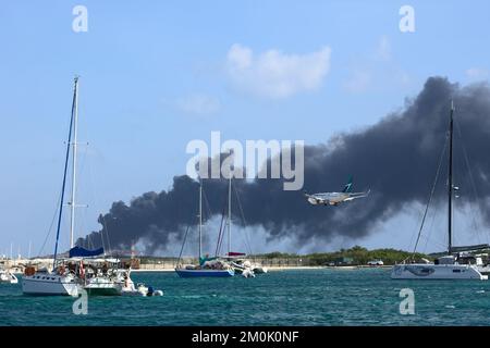 ORANJESTAD, ARUBA - 07. DEZEMBER 2021: Serlimar, der Aruban Müllbeseitigungsdienst neben dem Flughafen, verbrennt Müll auf einer Mülldeponie in Aruba Stockfoto