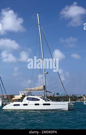 ORANJESTAD, ARUBA - 07. DEZEMBER 2021: Katamaran Leopard 46 Segelboot vor Anker am Surfside Beach in Oranjestad auf der Karibikinsel Aruba Stockfoto