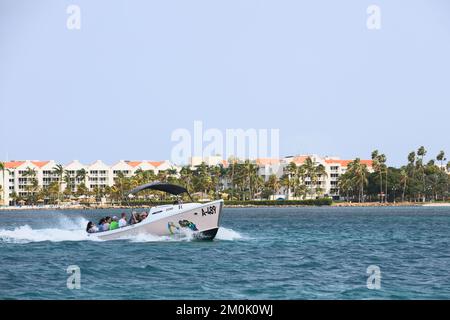 ORANJESTAD, ARUBA - 27. MÄRZ 2022: Wassertaxi bringt Gäste zur privaten Renaissance-Insel am Surfside Beach in Oranjestad auf Aruba Stockfoto