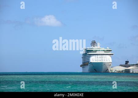 ORANJESTAD, ARUBA - 2. JUNI 2022: Kreuzfahrtschiff legt am Kreuzfahrtanleger in Oranjestad auf der Karibikinsel Aruba an Stockfoto