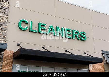 Großes Außenschild mit Hinweis auf Reinigungsmittel für eine Trockenreinigungsanlage oder ein Geschäft in einem Einkaufszentrum in der Pike Road, Alabama, USA. Stockfoto