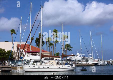 ORANJESTAD, ARUBA - 3. JULI 2022: Segelboote und Motorboote in Wind Creek Seaport Marina im Stadtzentrum von Oranjestad auf Aruba Stockfoto