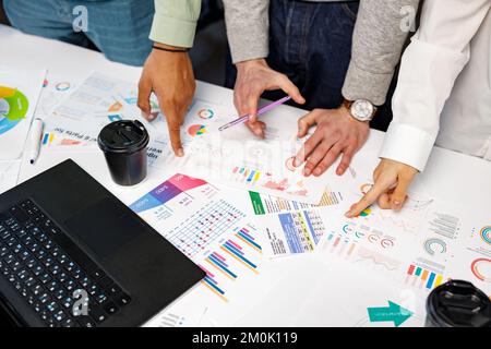 Brainstorming Planung kreativer Teamarbeit, Nahaufnahme der Hände, Besprechung des Entwicklerteams der Mobiltelefon-App über das Layout des Prototyps für Smartphones mit Bildschirmanzeige Stockfoto