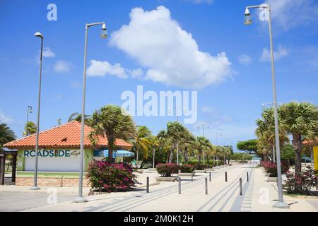 ORANJESTAD, ARUBA - 17. JULI 2022: Promenade, die vom Plaza Turismo zum Surfside Beach in Oranjestad auf der karibischen Insel Aruba führt Stockfoto