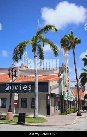 ORANJESTAD, ARUBA - 17. JULI 2022: Das Kino in der Renaissance Marketplace Mall im Stadtzentrum von Oranjestad auf Aruba Stockfoto