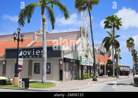 ORANJESTAD, ARUBA - 17. JULI 2022: Das Kino in der Renaissance Marketplace Mall im Stadtzentrum von Oranjestad auf Aruba Stockfoto