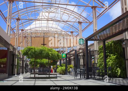 ORANJESTAD, ARUBA - 17. JULI 2022: Renaissance Marketplace Mall mit Starbucks und U-Bahn im Stadtzentrum von Oranjestad auf Aruba Stockfoto