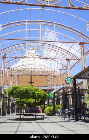 ORANJESTAD, ARUBA - 17. JULI 2022: Renaissance Marketplace Mall mit Starbucks und U-Bahn im Stadtzentrum von Oranjestad auf Aruba Stockfoto