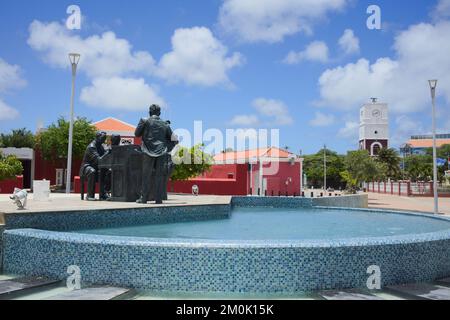 ORANJESTAD, ARUBA - 17. JULI 2022: Brunnen und Skulptur von drei Männern, die zur Erschaffung der Nationalhymne von Aruba beigetragen haben Stockfoto