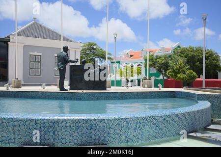 ORANJESTAD, ARUBA - 17. JULI 2022: Brunnen und Skulptur von drei Männern, die zur Erschaffung der Nationalhymne von Aruba beigetragen haben Stockfoto