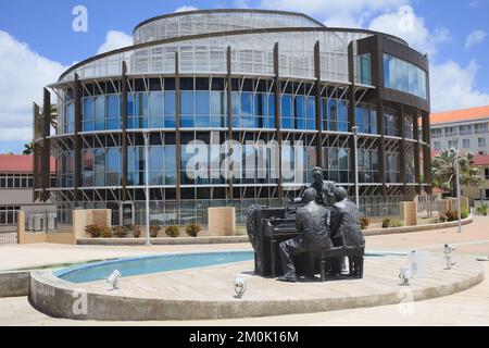 ORANJESTAD, ARUBA - 17. JULI 2022: Plaza Padu mit Skulptur und Brunnen und das Regierungsgebäude in der Innenstadt von Oranjestad auf Aruba Stockfoto