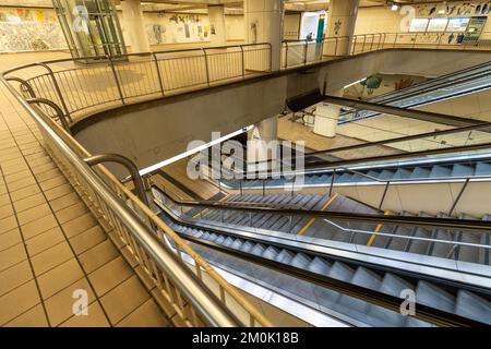 Eine Rolltreppe führt nach unten in die U-Bahn-Station Zoo in Frankfurt am Main Stockfoto