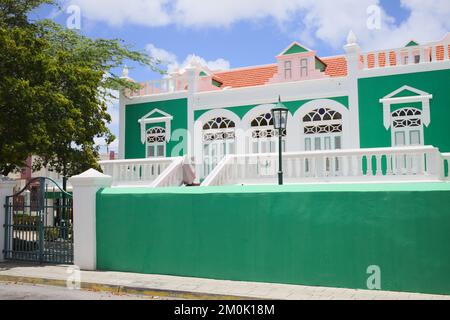 ORANJESTAD, ARUBA - 17. JULI 2022: Rathaus, in dem das amtliche Register in Oranjestad auf Aruba untergebracht ist Stockfoto