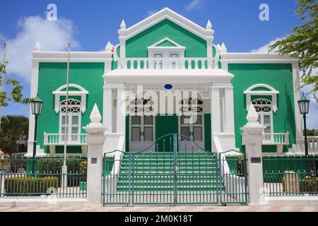 ORANJESTAD, ARUBA - 17. JULI 2022: Rathaus, in dem das amtliche Register in Oranjestad auf Aruba untergebracht ist Stockfoto