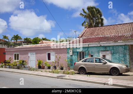 ORANJESTAD, ARUBA - 17. JULI 2022: Farbenfrohe Häuser entlang der Wilhelminastraat im Zentrum von Oranjestad auf der karibischen Insel Aruba Stockfoto