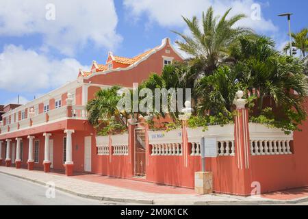 ORANJESTAD, ARUBA - 17. JULI 2022: Casa Rosada (rosa Haus) entlang der Wilhelminastraat im Zentrum von Oranjestad auf der karibischen Insel Aruba Stockfoto