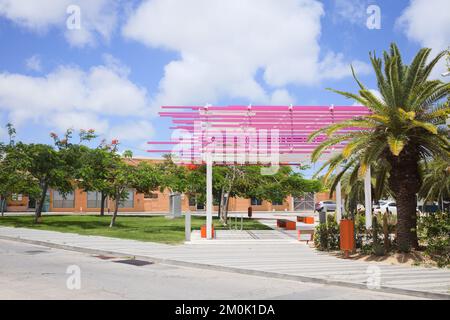 ORANJESTAD, ARUBA - 17. JULI 2022: Gerrit Rietveld Park entlang der Wilhelminastraat im Zentrum von Oranjestad auf der Karibikinsel Aruba Stockfoto