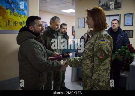 Region Donezk, Ukraine. 07.. Dezember 2022. Der ukrainische Präsident Wolodymyr Zelenskyy, Left, verleiht einen Soldaten während seines Besuchs in Sloviansk, Donezkregion, Ukraine, Dienstag, Dezember. 6, 2022. Foto: Pressestelle des ukrainischen Präsidenten via/ Kredit: UPI/Alamy Live News Stockfoto