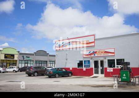 ORANJESTAD, ARUBA - 17. JULI 2022: CAYA Grandi Tankstelle und kleiner Laden in Oranjestad, Aruba Stockfoto