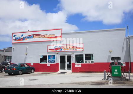 ORANJESTAD, ARUBA - 17. JULI 2022: CAYA Grandi Tankstelle und kleiner Laden in Oranjestad, Aruba Stockfoto