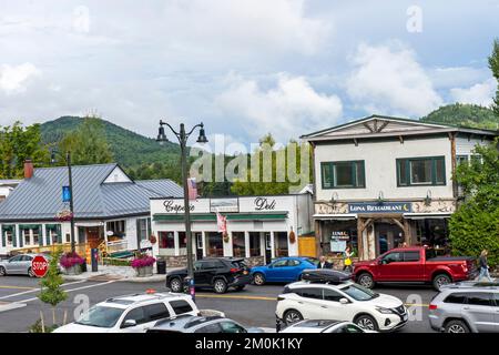 Die Main Street in Lake Placid ist die Downtown Fußgängerzone mit Restaurants, Geschäften, Banken und Ferienhäusern. Adirondacks, New York, USA Stockfoto