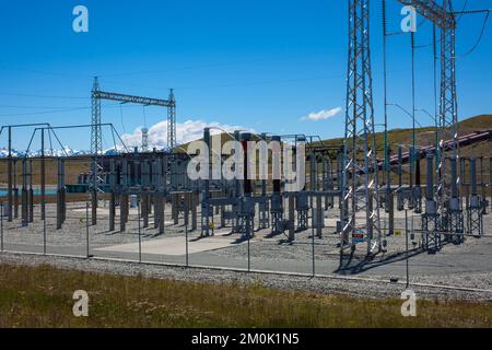 Ein Blick auf das Leben in Neuseeland: Wasserkraftwerke am Kraftwerk Tekapo B am Ufer des Pukaki-Sees, Twizel, Südinsel. Stockfoto