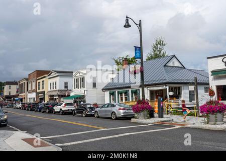 Die Main Street in Lake Placid ist die Downtown Fußgängerzone mit Restaurants, Geschäften, Banken und Ferienhäusern. Adirondacks, New York, USA Stockfoto