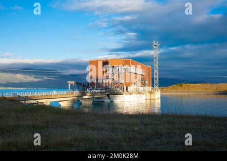 Ein Blick auf das Leben in Neuseeland: Wasserkraftwerke am Kraftwerk Tekapo B am Ufer des Pukaki-Sees, Twizel, Südinsel. Stockfoto