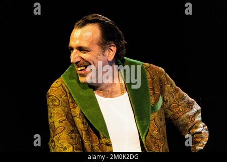 Mailand, Italien. 06.. Dezember 2022. Der kanadische Musiker, Songwriter und Produzent Chilly Gonzales tritt in einem Konzert im Teatro Lirico Giorgio Gaber auf. (Foto: Mairo Cinquetti/SOPA Images/Sipa USA) Guthaben: SIPA USA/Alamy Live News Stockfoto