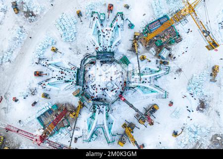 HARBIN, CHINA - 6. DEZEMBER 2022 - Arbeiter arbeiten auf der Baustelle der 24. Ice and Snow World in Harbin, Provinz Heilongjiang, 6. Dezember 2022. Stockfoto