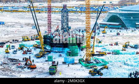 HARBIN, CHINA - 6. DEZEMBER 2022 - Arbeiter arbeiten auf der Baustelle der 24. Ice and Snow World in Harbin, Provinz Heilongjiang, 6. Dezember 2022. Stockfoto