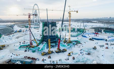 HARBIN, CHINA - 6. DEZEMBER 2022 - Arbeiter arbeiten auf der Baustelle der 24. Ice and Snow World in Harbin, Provinz Heilongjiang, 6. Dezember 2022. Stockfoto