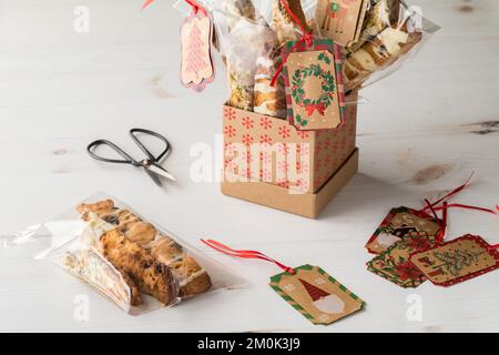 Gegenstände, die bei der Zubereitung von Biscotti verwendet werden, behandeln Taschen als Geschenke für die Feiertage. Stockfoto