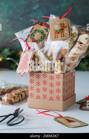 Ich bereite die Taschen mit Biscotti als Weihnachtsgeschenke vor. Stockfoto