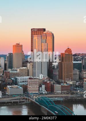 Blick auf die Innenstadt von Pittsburgh vom Mount Washington bei Sonnenuntergang Stockfoto