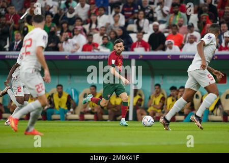 LUSAIL, KATAR - DEZEMBER 6: Portugiesischer Spieler Bernardo Silva treibt den Ball während des FIFA-Weltmeisterschafts-2022 16-Spiels Katar zwischen Portugal und der Schweiz am 6. Dezember 2022 im Lusail-Stadion in Lusail, Katar. (Foto: Florencia Tan Jun/PxImages) Stockfoto