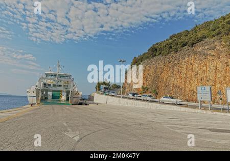 Einstieg in die Fähre im Porozina Hafen Cres Kroatien Stockfoto