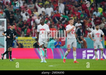 LUSAIL, KATAR - DEZEMBER 6: Spieler der Schweiz Denis Zakaria und Granit Xhaka sieht nach Portugals fünftem Tor während des FIFA-Weltmeisterschafts-2022-Spiels Katar zwischen Portugal und der Schweiz am 6. Dezember 16 im Lusail-Stadion am 2022. Dezember in Lusail, Katar, niedergeschlagen aus. (Foto: Florencia Tan Jun/PxImages) Stockfoto