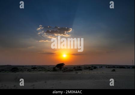 Schöner Sonnenuntergang an den Sanddünen der Thar Wüste, Rajasthan, Indien. wolkiger Himmel oben. Stockfoto