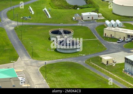 Luftaufnahme einer modernen Wasserreinigungsanlage in der städtischen Kläranlage. Reinigungsprozess der Entfernung unerwünschter Chemikalien, ausgesetzt Stockfoto