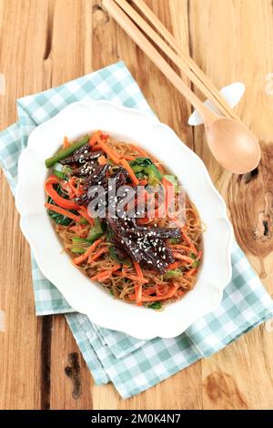 Top View Korean Japchae Bulgogi, gebratener Vermicelli mit Karotte und Paprika Stockfoto