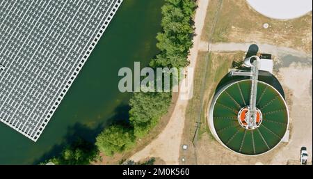 Abwasseraufbereitungsanlagen mit Belüftungswassertanks in modernen Abwasseraufbereitungsanlagen in der Nähe von schwimmenden Solarpaneelen, Zellplattformsystemen am See Stockfoto