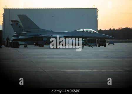 EIN US-AMERIKANISCHER Air Force F-16C Fighting Falcon Pilot, vom 177. Fighter Wing der New Jersey Air National Guard, bereitet sich auf eine Nachtflug-Trainingsmission am 1. Dezember 2022 auf der Landebahn des International Airport Atlantic City, Egg Harbor Township, New Jersey, vor. Der Nachtflug wurde durchgeführt, um Piloten für einen sicheren und effektiven Nachtbetrieb zu Schulen. (USA Air National Guard Foto von Senior Airman Hunter Hires) Stockfoto