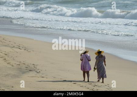 Freundschaft, zwei Erwachsene Frauen, die einen Strandspaziergang genießen, Sommerurlaub, Durban, Südafrika, Lifestyle, Aktiver Lifestyle, Badeurlaub Stockfoto