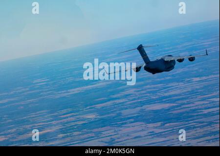 EIN US-AMERIKANISCHER Air Force C-17 Globemaster III, dem 437.. Luftwaffenflügel zugewiesen, stationiert auf der Joint Base Charleston, South Carolina, fliegt über Missouri, 30. November 2022. Flugzeuge, die der AW 437. zugeteilt wurden, verließen die Joint Base Charleston, um außerstationäre Schulungen in den USA durchzuführen Das Northern Command und die USA Zuständigkeitsbereich des Kommandobereichs Indo-Pacific zur Verbesserung der globalen Reichweite und Bereitschaft. (Foto der US Air Force von Airman 1. Class Mitchell Corley) Stockfoto