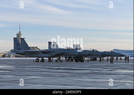 USA Air Force F-15 Eagles vom Luftwaffenstützpunkt Kadena, Japan, landen am Kingsley Field in Klamath Falls, Oregon, 2. Dezember 2022, wo sie inspiziert und repariert werden, bevor sie zu ihren Gewinnereinheiten gebracht oder in den „Boneyard“ zurückgezogen werden. Kingsley Field wurde als Drehkreuz für die Aufnahme des Flugzeugs ausgewählt, nachdem die Air Force angekündigt hatte, dass die Kadena Eagles durch eine rotierende Truppe von Kämpfern ersetzt würden. (USA Air National Guard (Foto) von Senior Master Sgt. Jennifer Shirar) Stockfoto