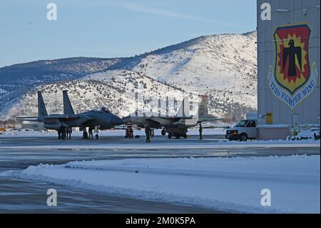 USA Air Force F-15 Eagles vom Luftwaffenstützpunkt Kadena, Japan, landet am Kingsley Field in Klamath Falls, Oregon, 2. Dezember 2022, wo sie inspiziert und repariert werden, bevor sie zu ihren Gewinnereinheiten transferiert oder in den „Boneyard“ zurückgezogen werden. Kingsley Field wurde als Drehkreuz für die Aufnahme des Flugzeugs ausgewählt, nachdem die Air Force angekündigt hatte, dass die Kadena Eagles durch eine rotierende Truppe von Kämpfern ersetzt würden. (USA Air National Guard (Foto) von Senior Master Sgt. Jennifer Shirar) Stockfoto